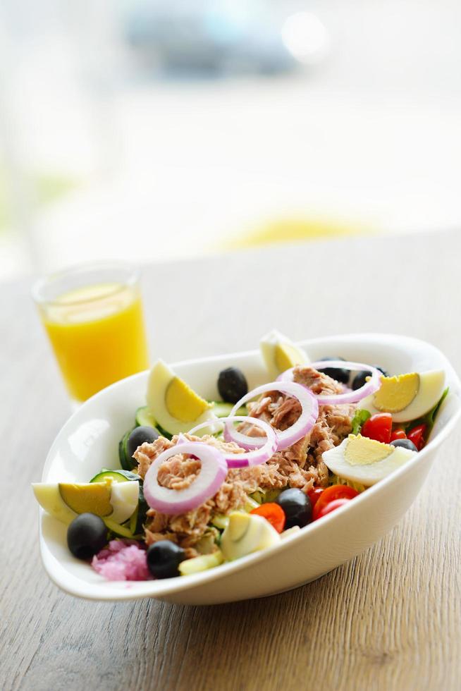 salada de atum com legumes foto