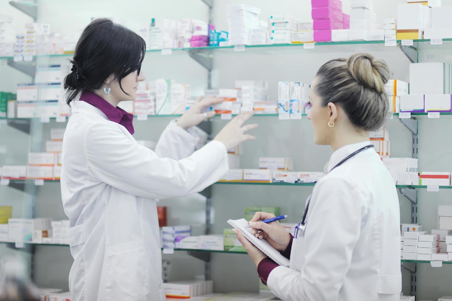 equipe de farmacêutico químico mulher na farmácia farmácia foto