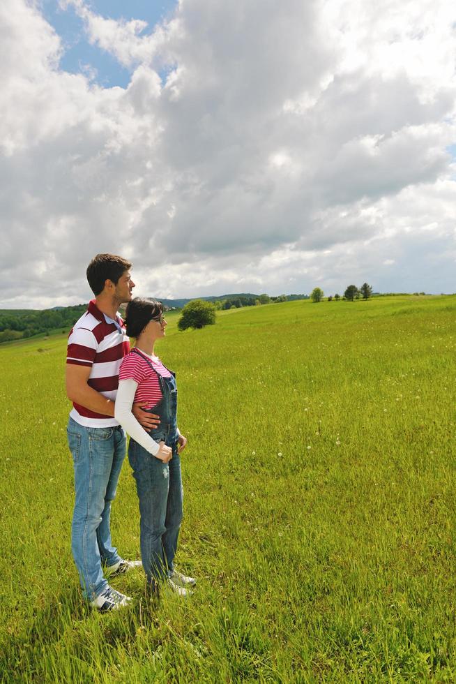 casal jovem romântico apaixonado juntos ao ar livre foto