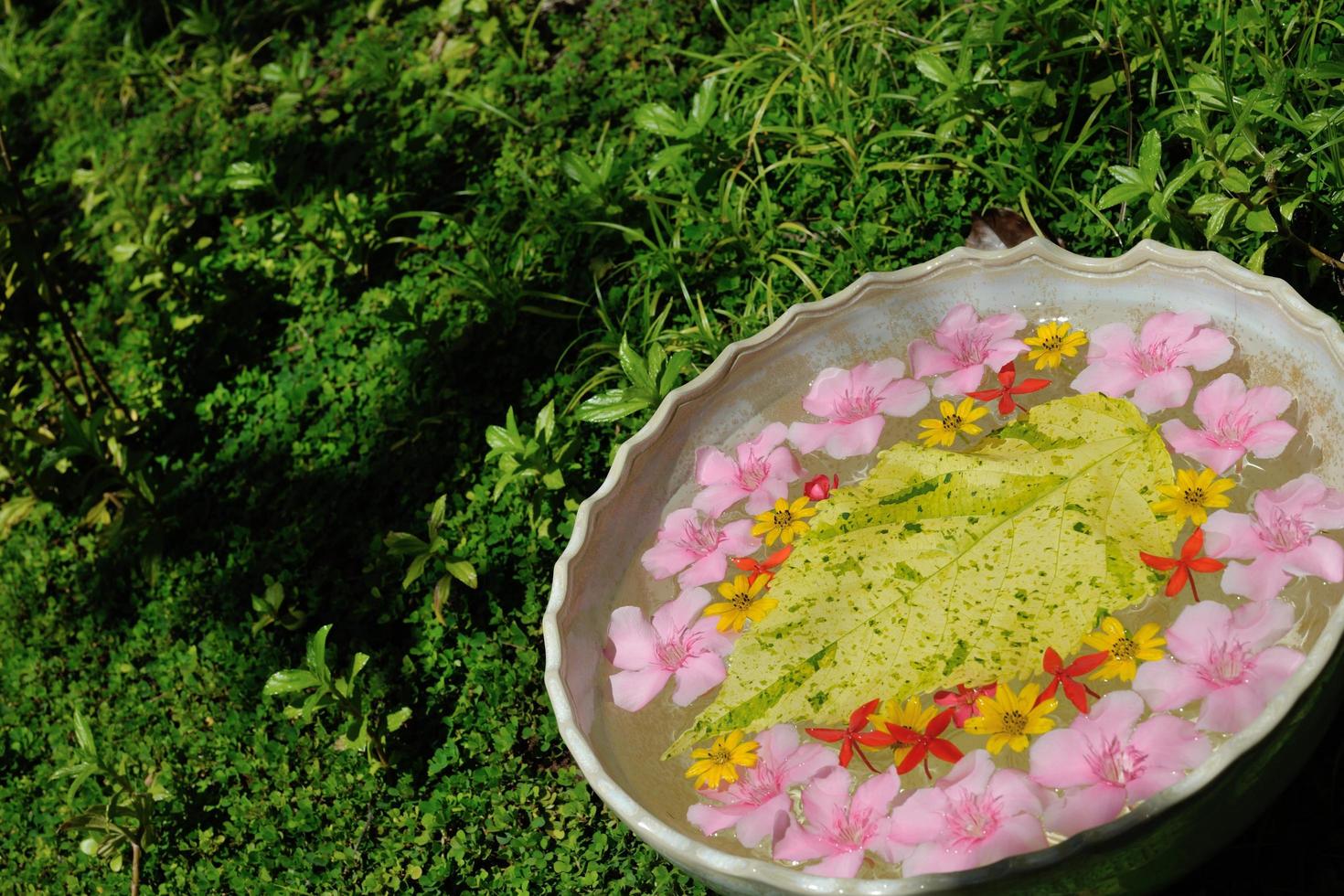 copo de água com fundo de lindas flores foto