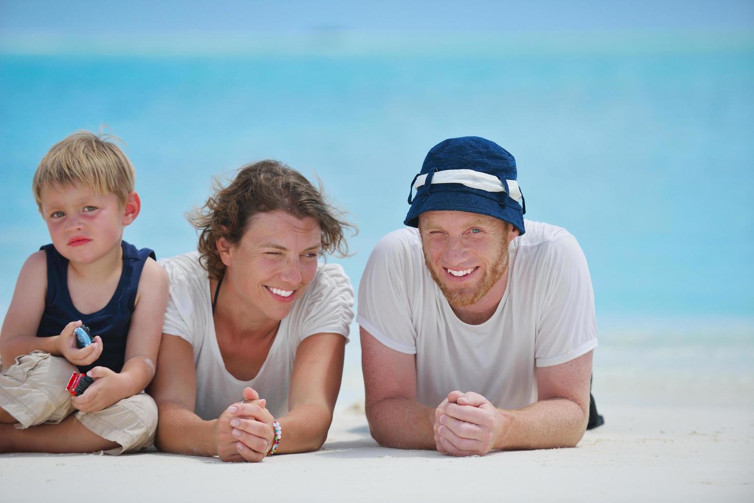 família feliz de férias foto