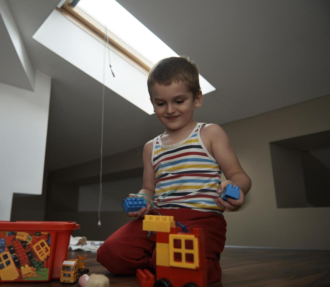 menino criança brincando com brinquedos criativos foto