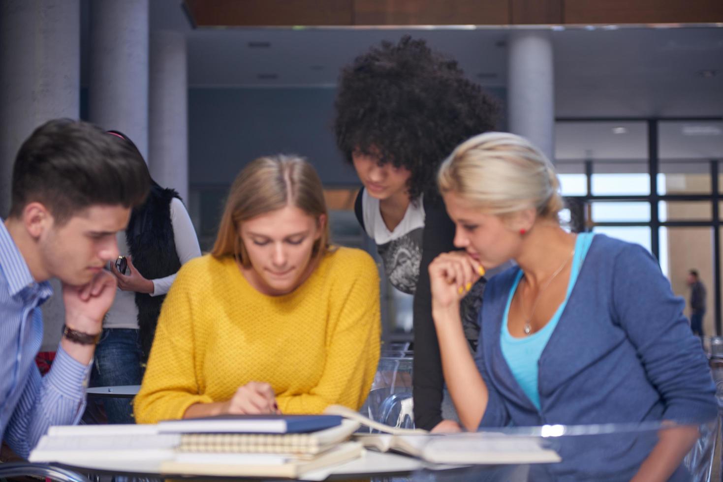 alunos estudo em grupo foto