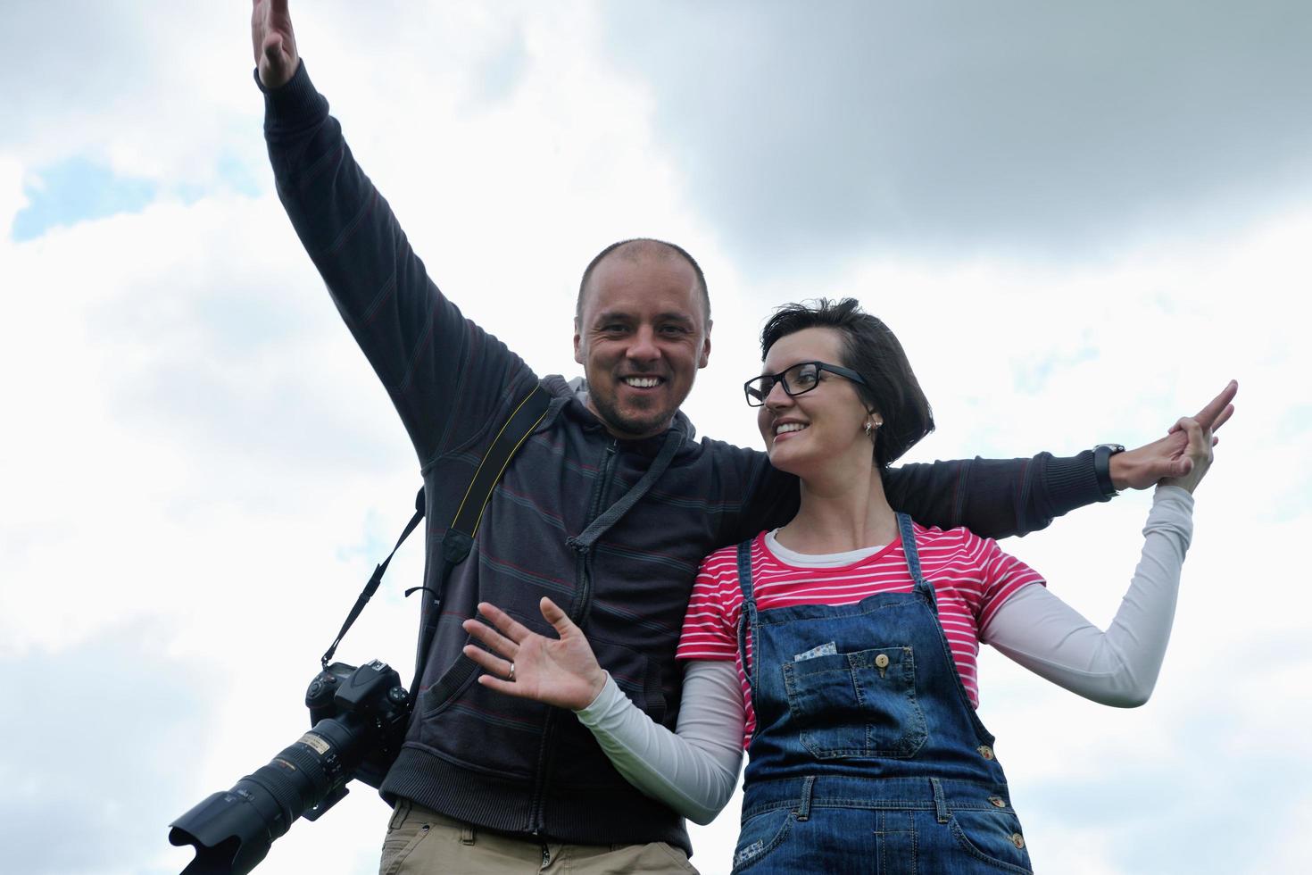 casal jovem romântico apaixonado juntos ao ar livre foto