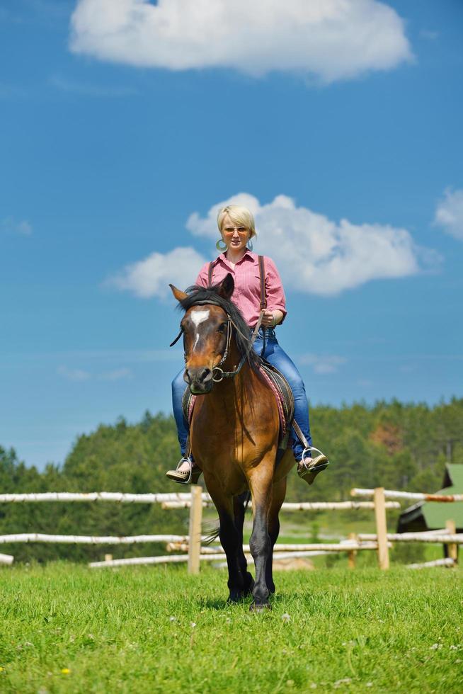 mulher feliz a cavalo foto