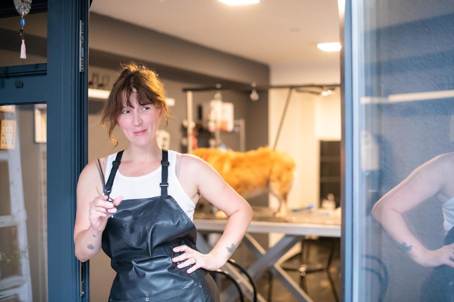 retrato de mulher de hipster profissional de cabeleireiro de animais de estimação foto