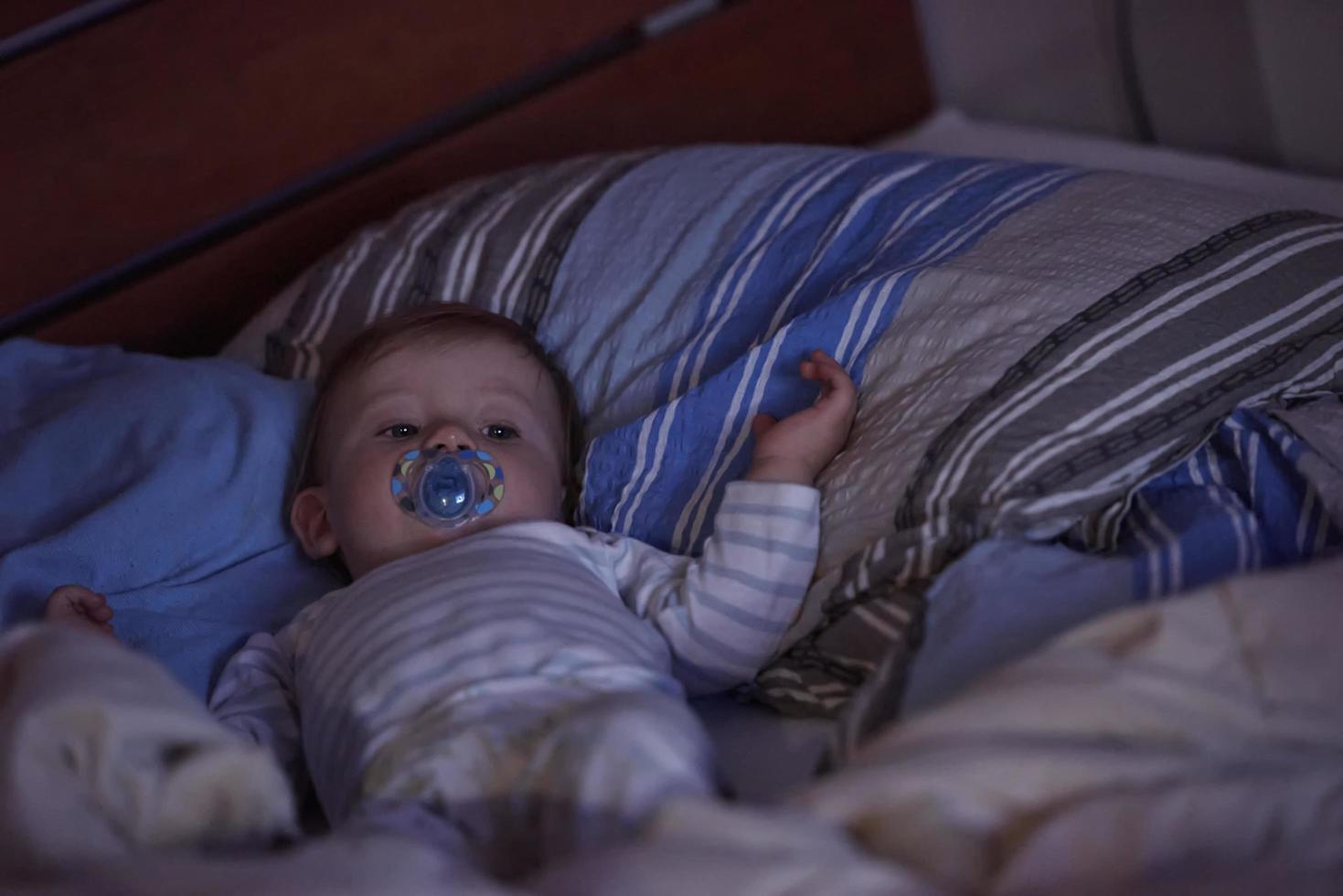 bebezinho brincando e dando os primeiros passos foto