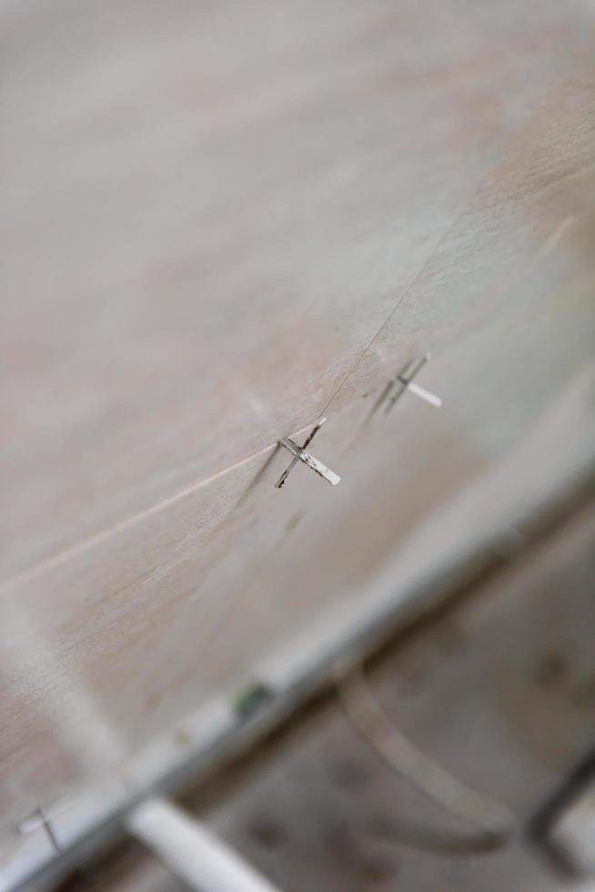 ladrilhos cerâmicos e ferramentas para ladrilhador foto