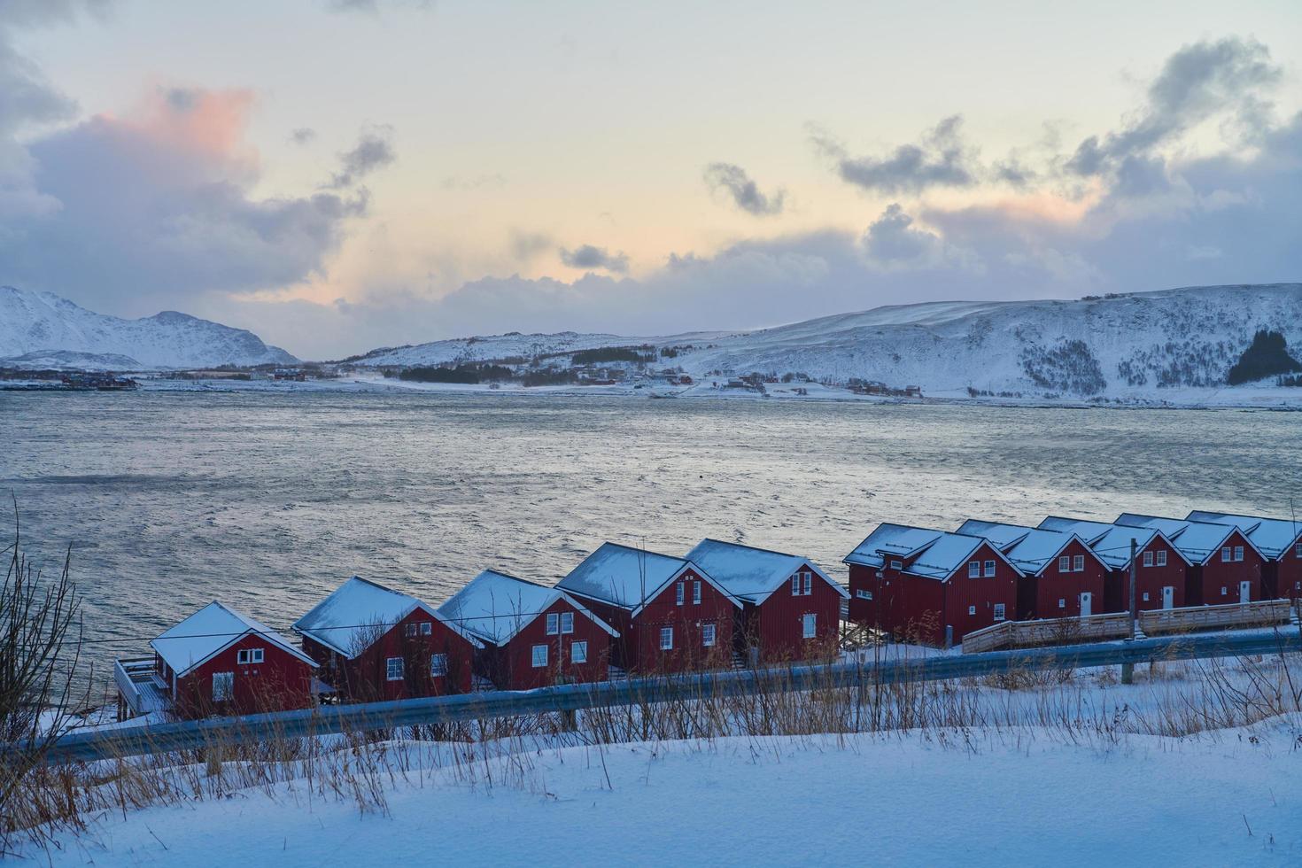 cabanas e barcos tradicionais de pescadores noruegueses foto