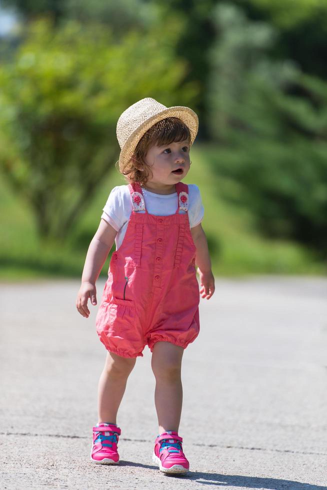 menina correndo no parque de verão foto