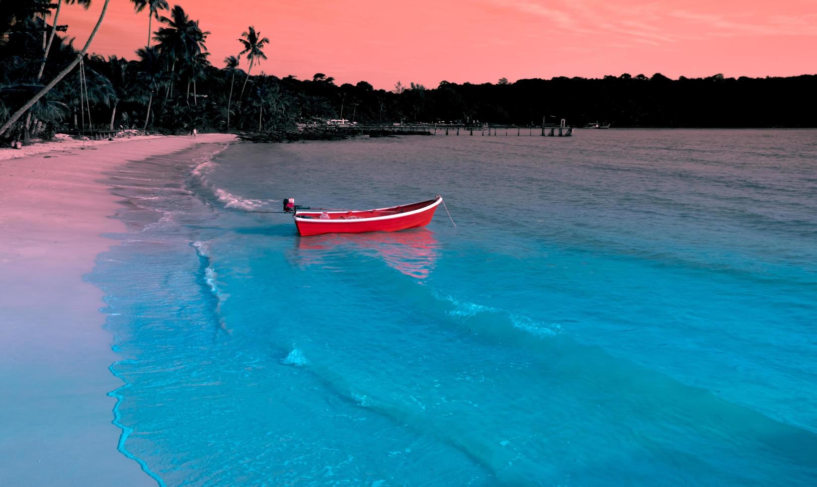 vista do mar no pôr do sol com um pequeno barco contra o céu escuro para viajar no feriado relaxar o tempo como verão foto