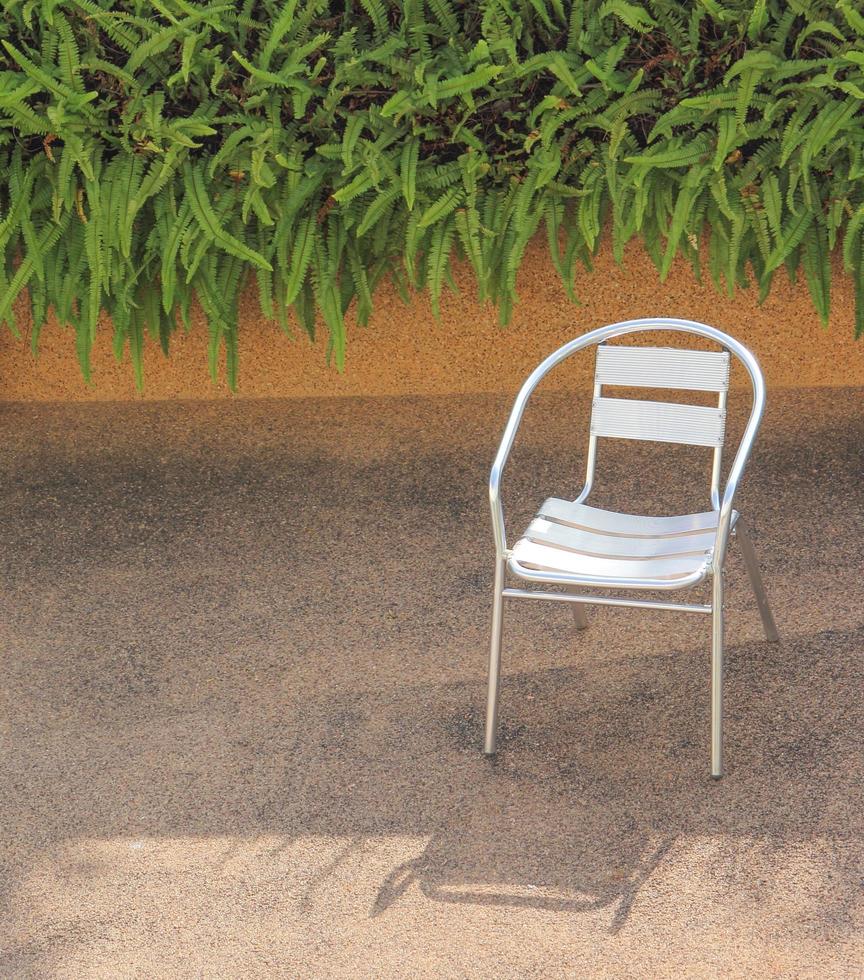 cadeira de aço inoxidável em um jardim foto