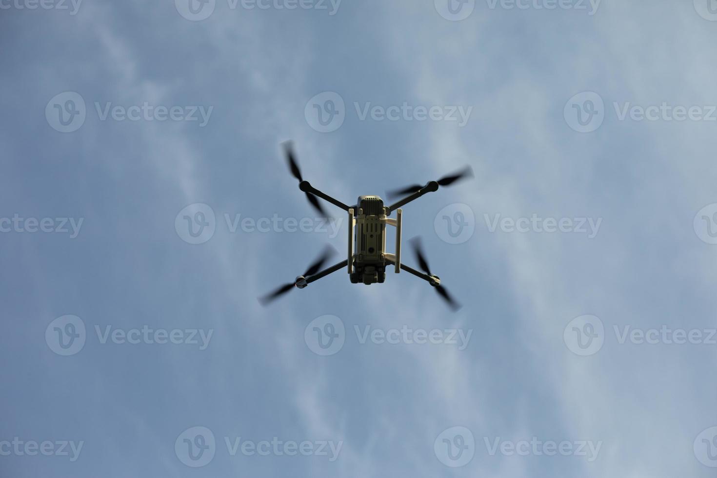 drone no céu. quadricóptero voa no ar. vigilância da altura. quatro hélices. foto