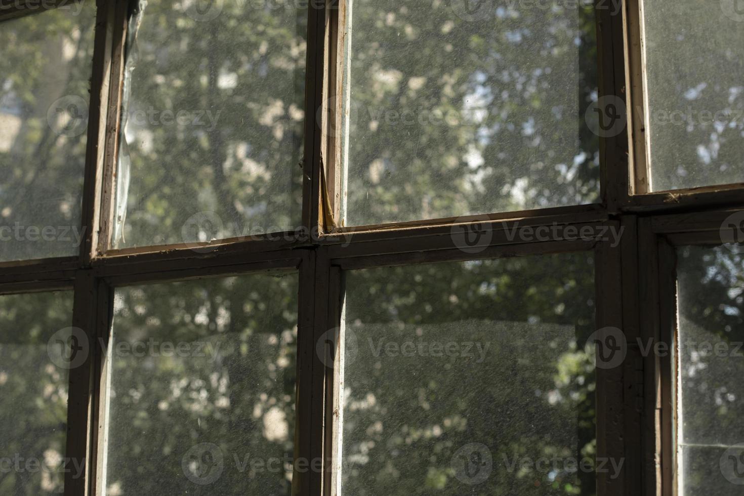 moldura de janela antiga. vidro na janela. detalhes internos. luz da manhã em vidro empoeirado. foto