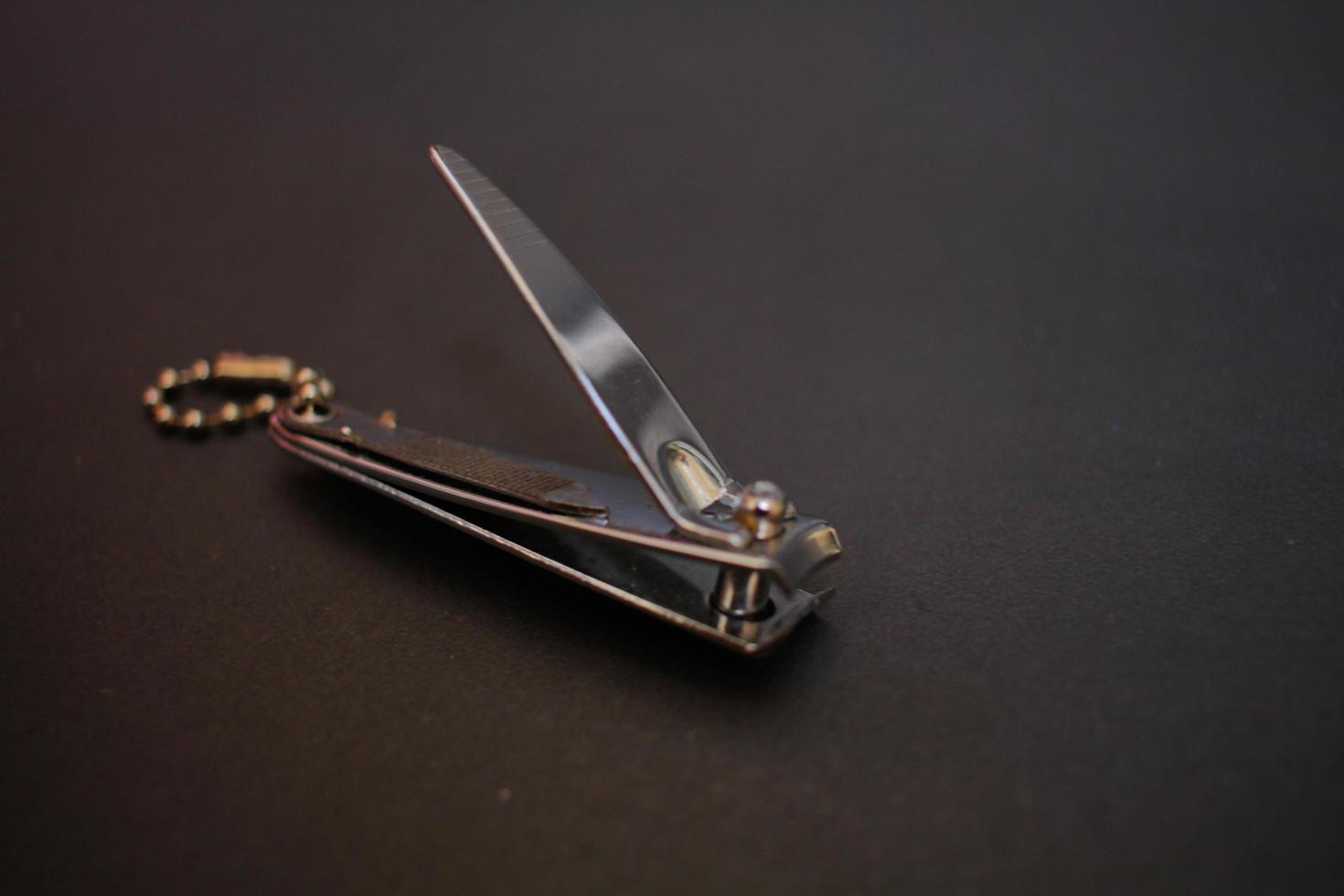 cortadores de unhas são isolados em um fundo preto, podem ser usados para produtos pessoais foto