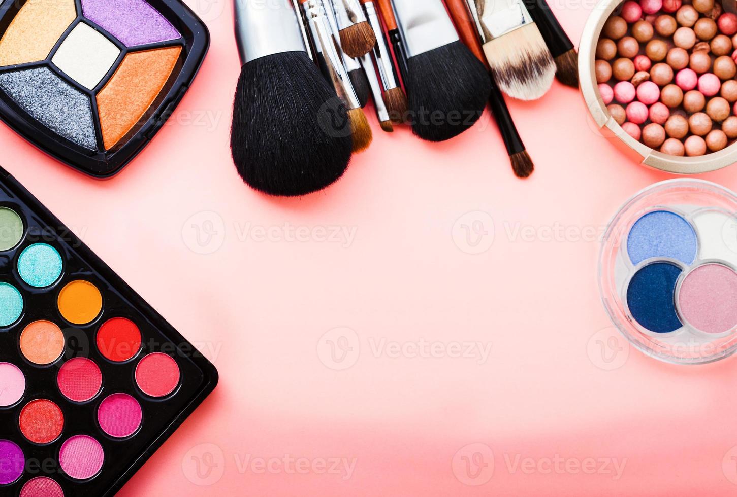 quadro de acessórios cosméticos em fundo rosa com espaço de cópia. vista do topo foto