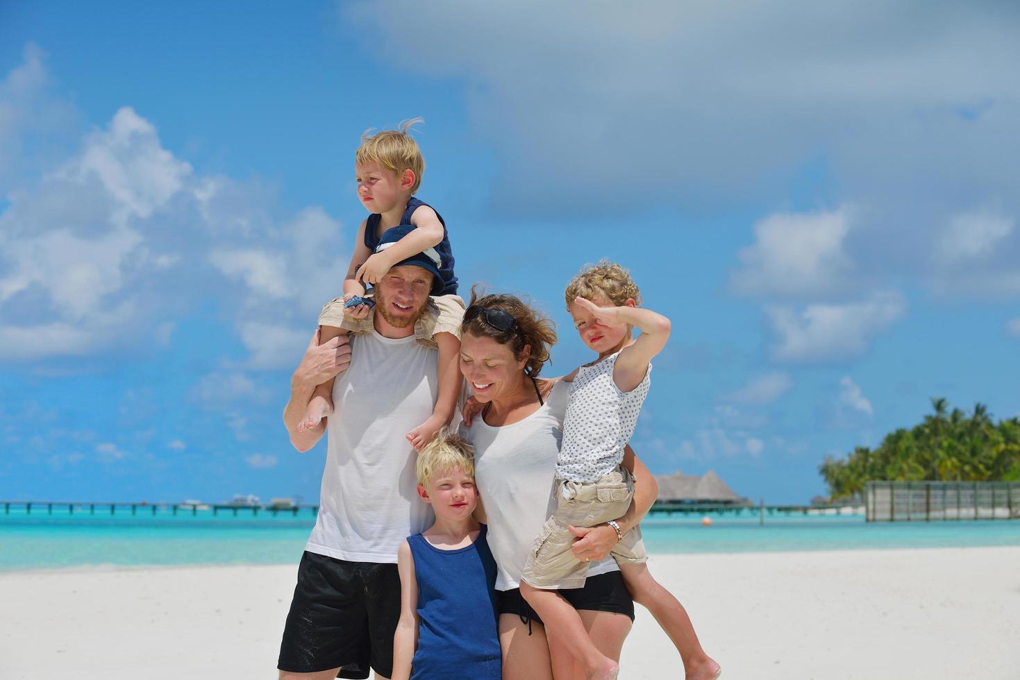 família feliz de férias foto