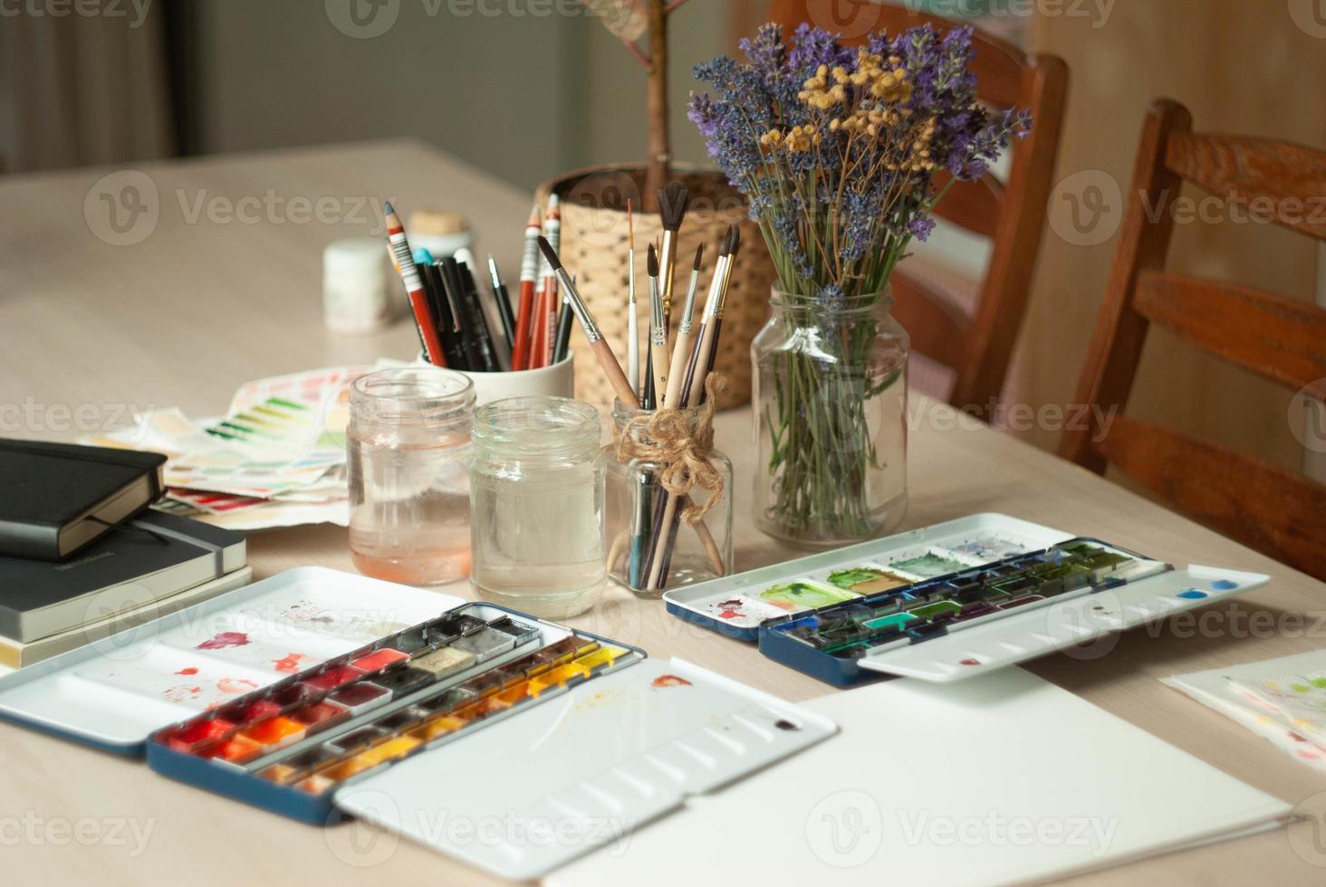 processo de pintura de arte na mesa foto