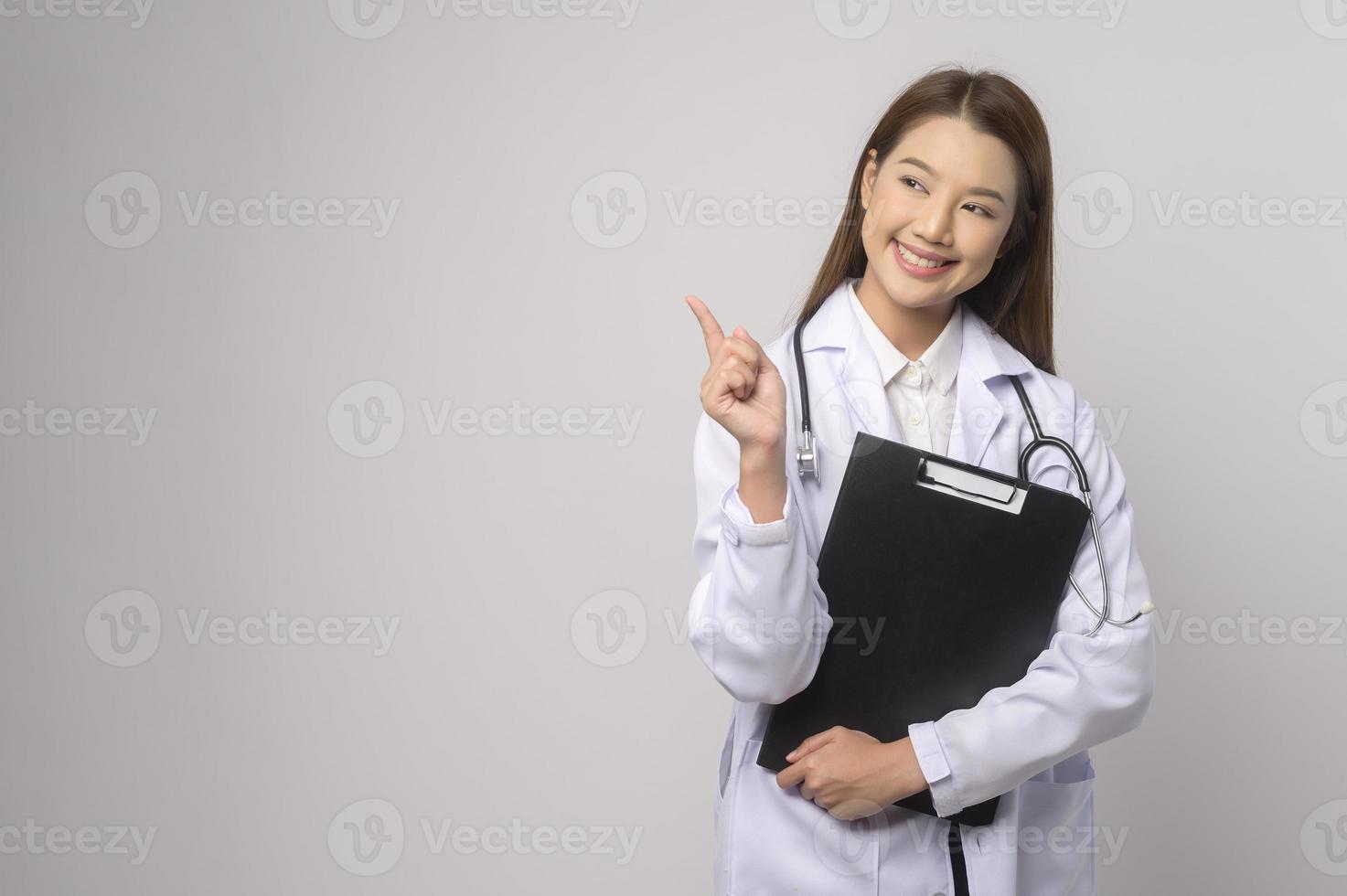 retrato do médico confiante feminino sobre o conceito de estúdio, saúde e tecnologia médica de fundo branco. foto