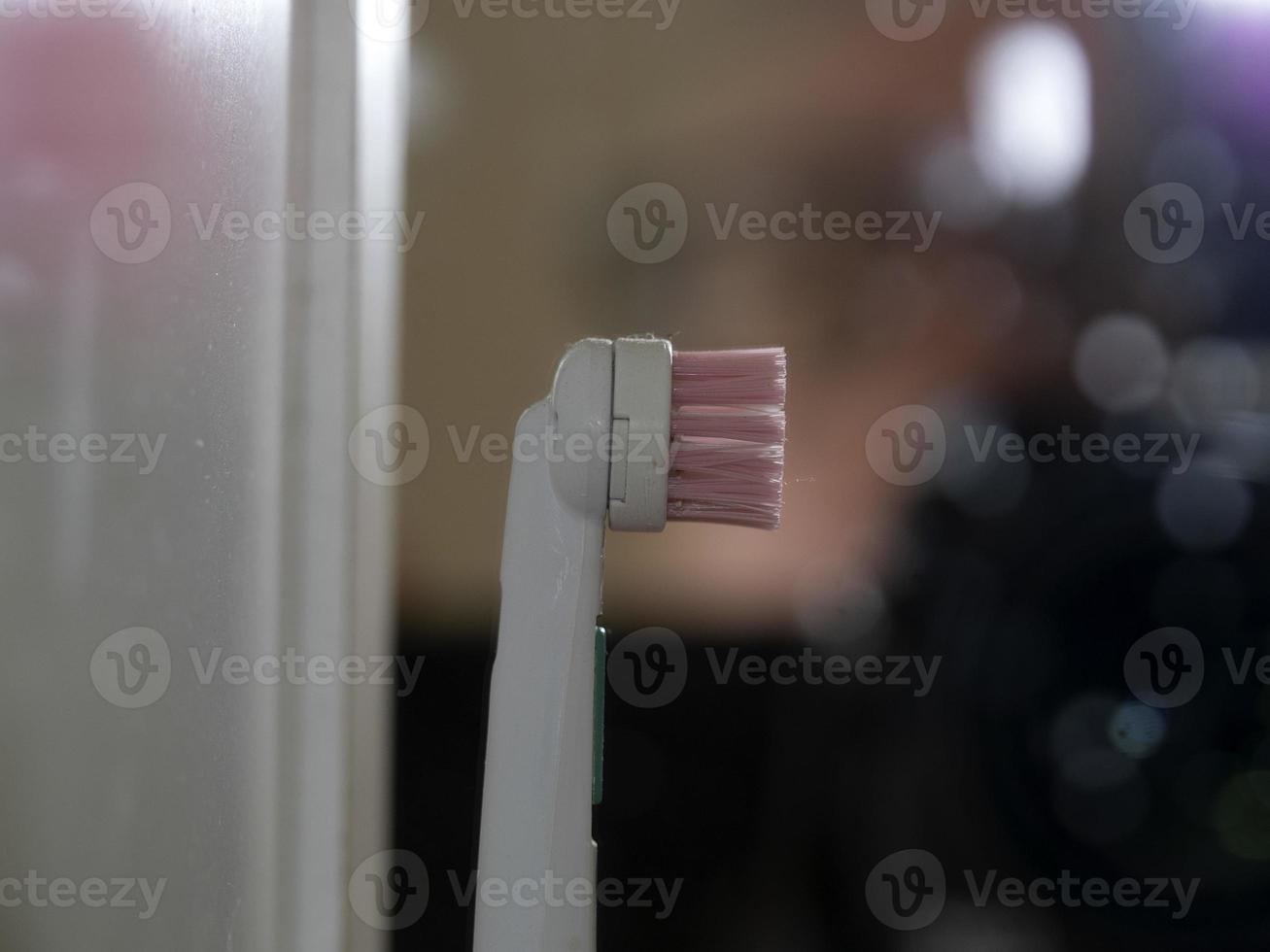 detalhe da cabeça rotativa da escova de dentes elétrica foto