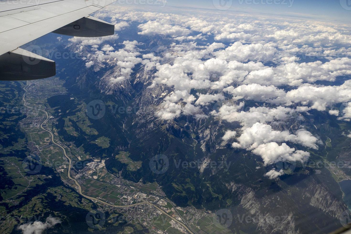 panorama aéreo do vale de innsbruck de avião foto