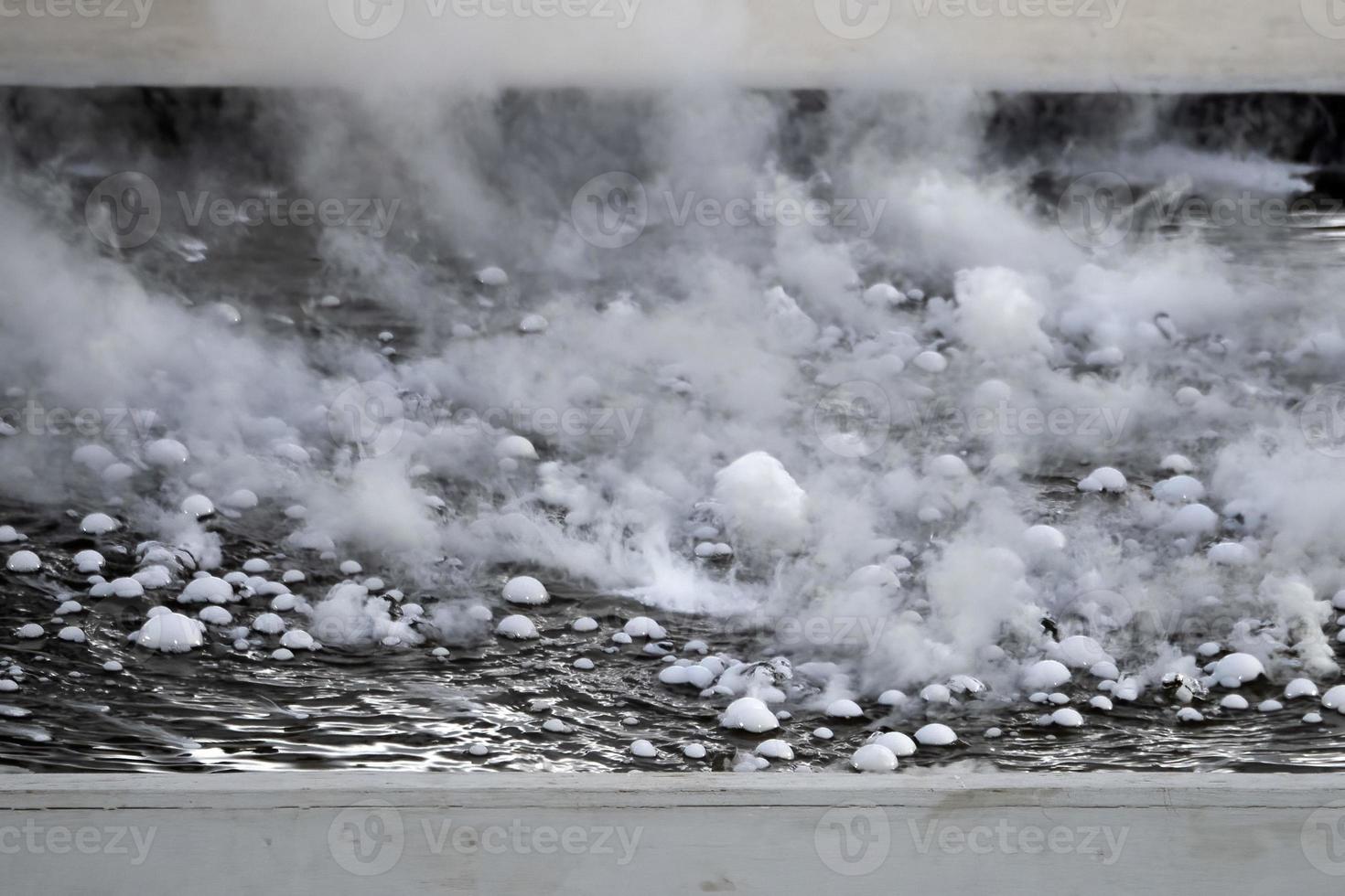 co2 sólido na água fazendo bolhas fumaça de gelo congelado foto