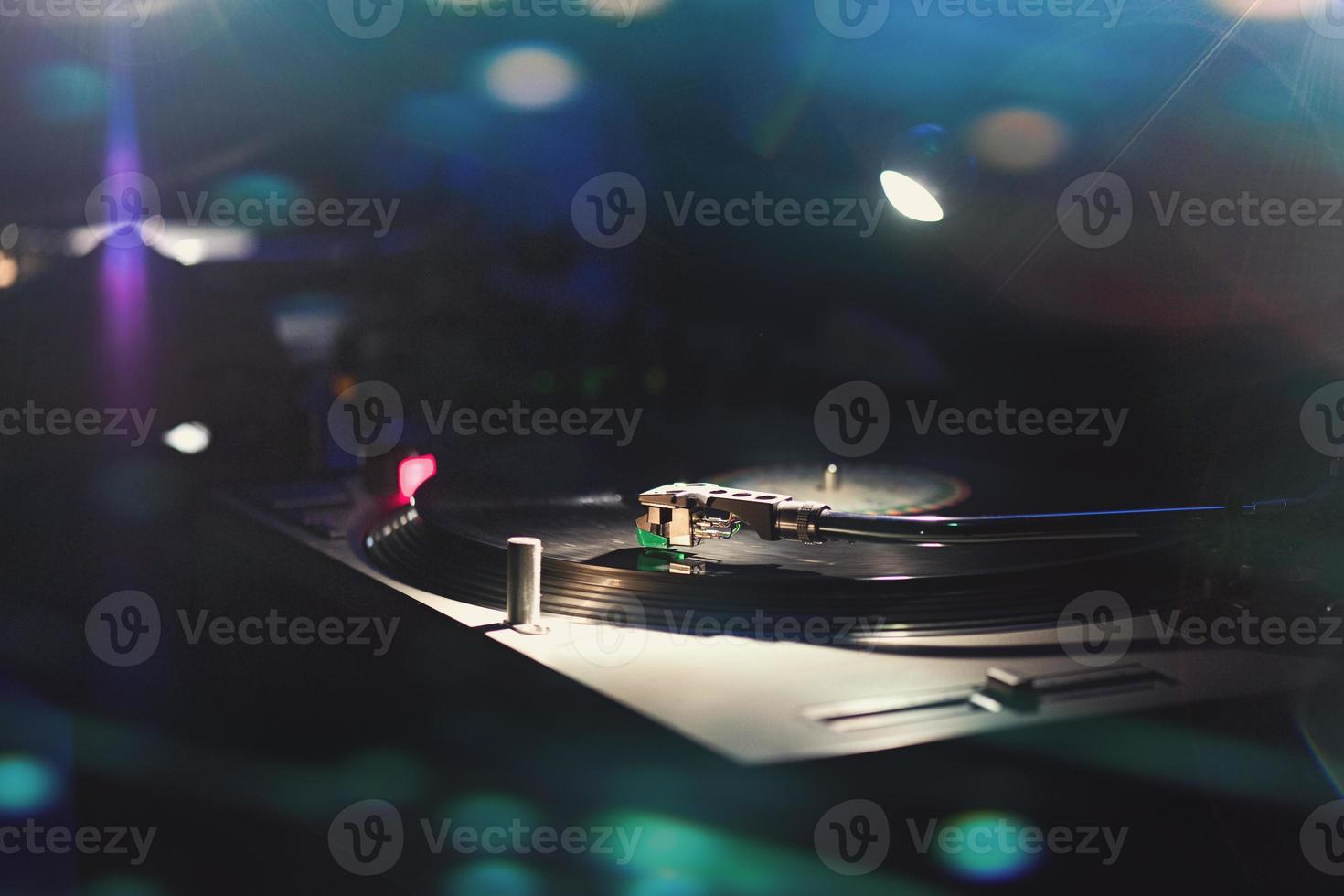 toca-discos toca vinil de 45 rpm em clube de dança vintage dos anos 80 foto