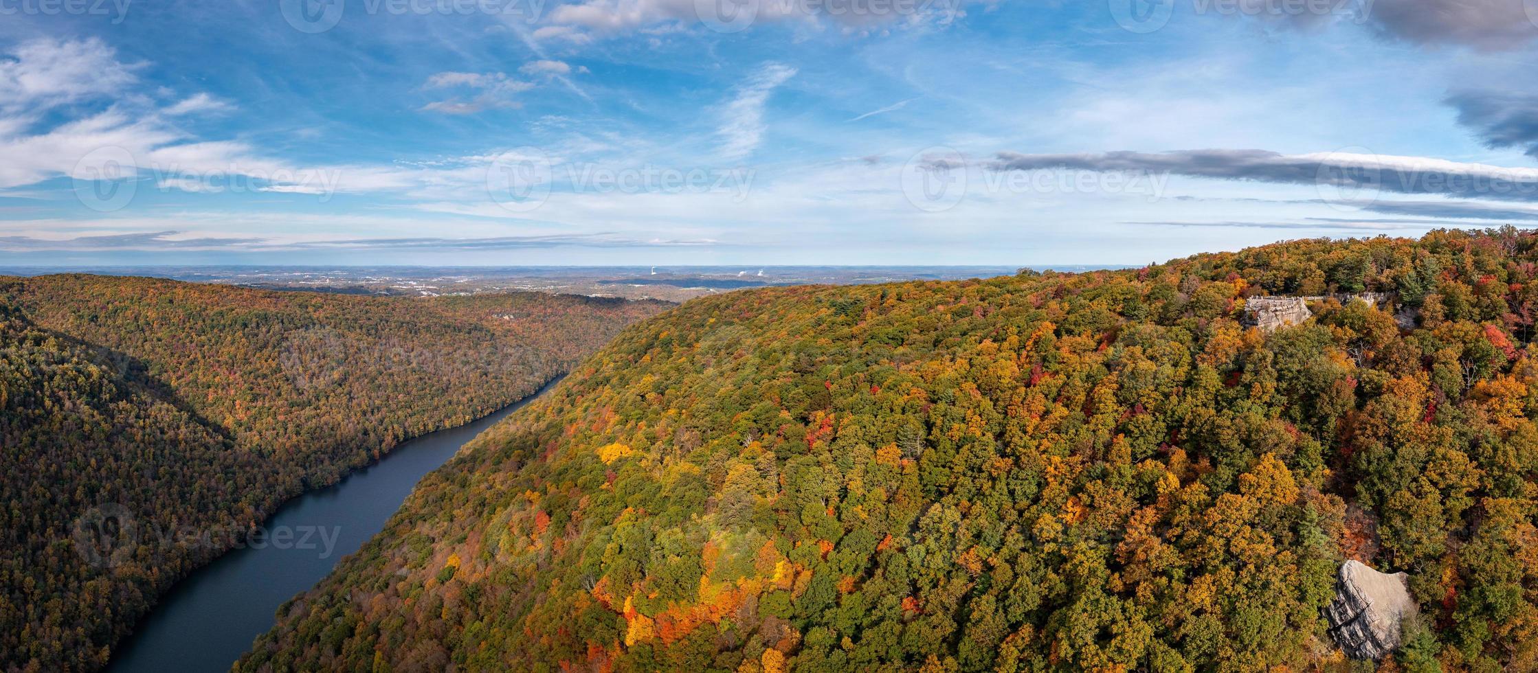 Coopers Rock State Park tem vista para o Cheat River na Virgínia Ocidental com cores de outono foto