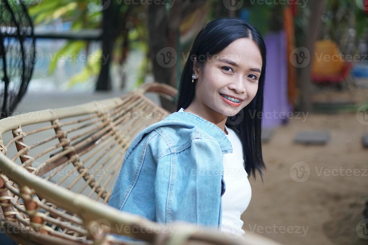 mulher asiática sorrindo alegremente foto