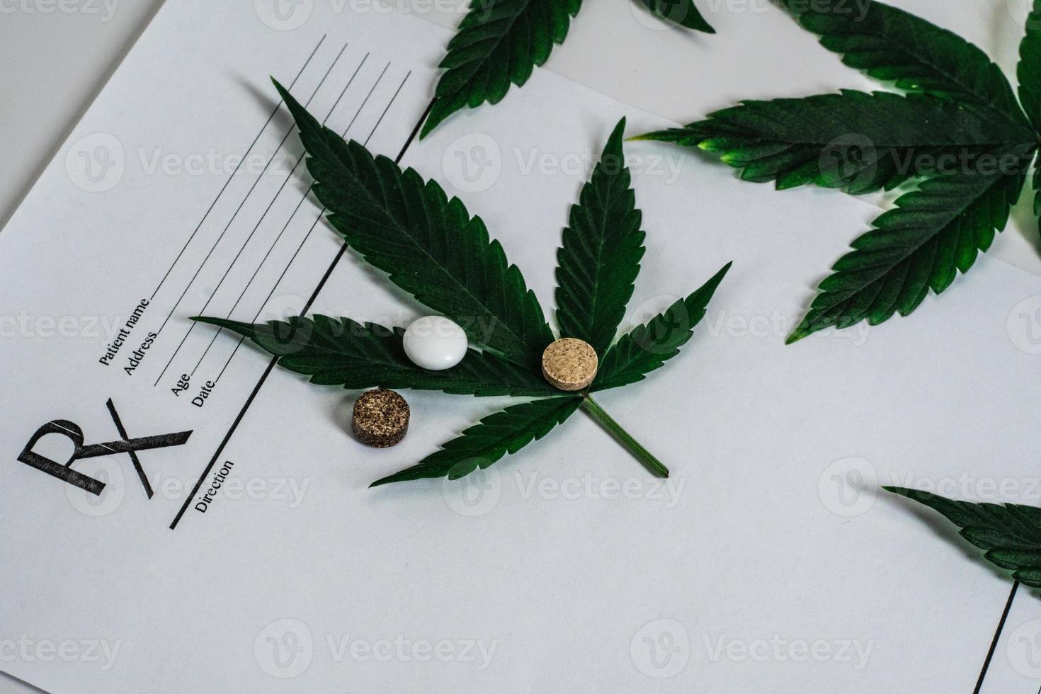 folhas de maconha medicinal fecham botões de cannabis com prescrição médica para ervas daninhas e pílulas em fundo branco foto