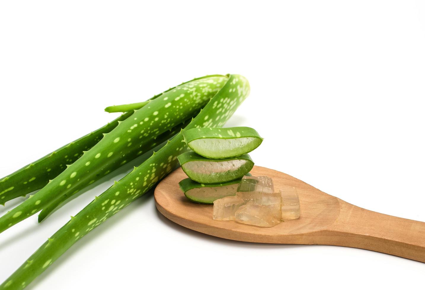 folhas frescas de aloe verde, cortadas em um fundo branco foto