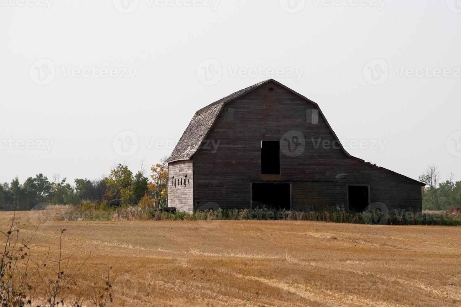 celeiro abandonado na zona rural de saskatchewan, canadá foto