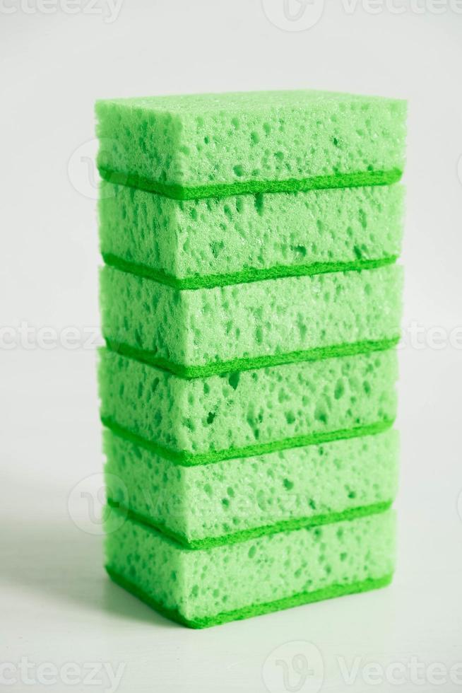 esponjas verdes para limpeza em um fundo branco foto