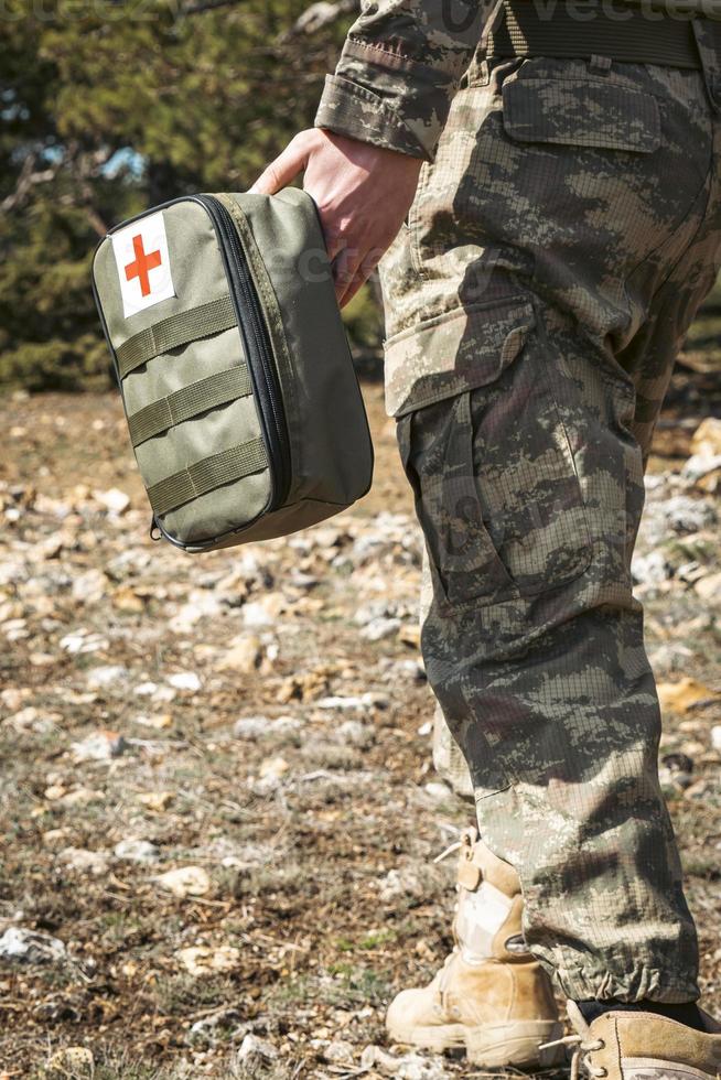 kit de primeiros socorros do exército militar. médico soldado camuflado. foto