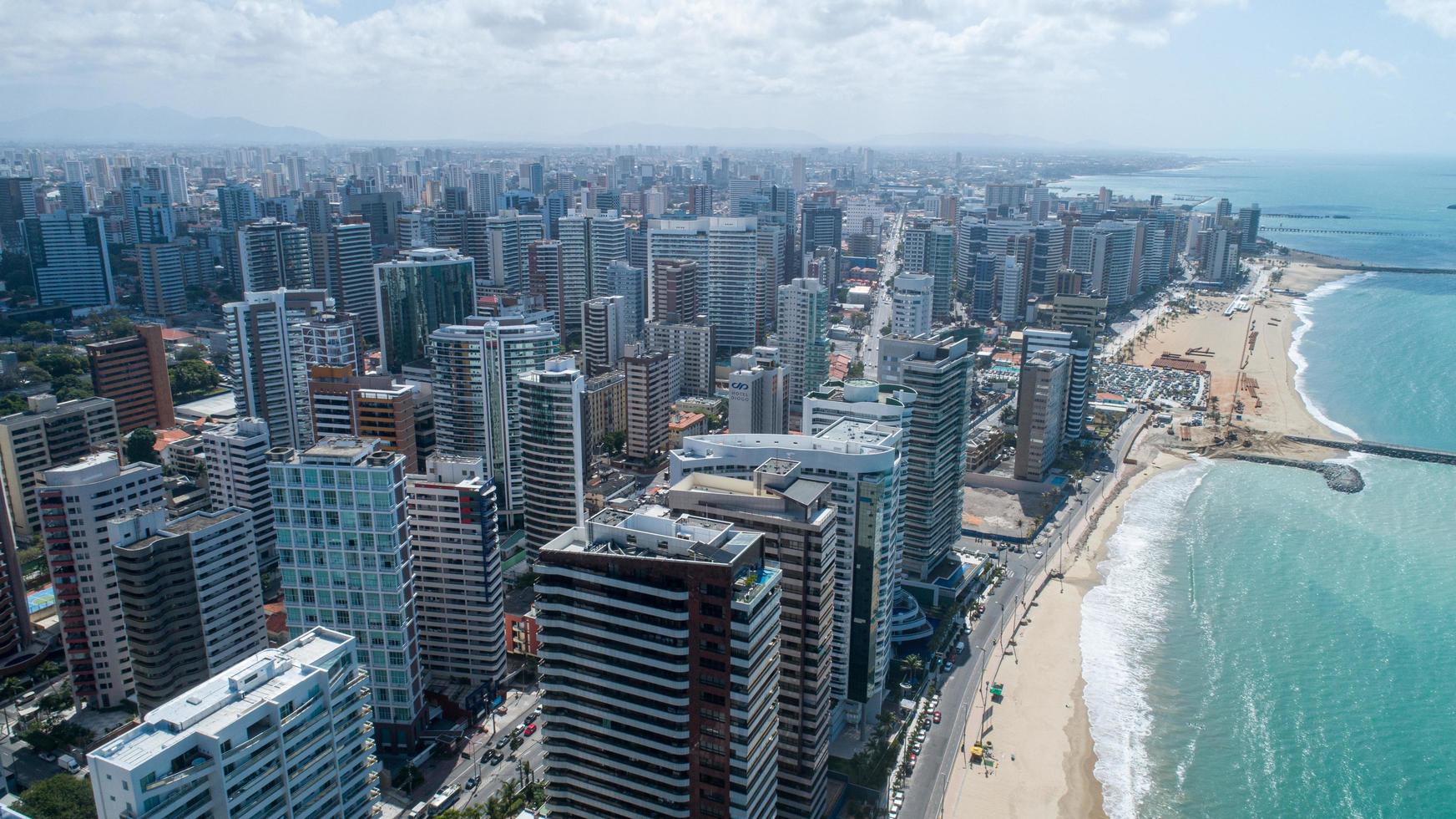 fortaleza, ceara, brasil, out 2019 -vista aérea sobre beira mar, fortaleza. paisagem de edifícios na costa. Beiramar, Fortaleza. foto