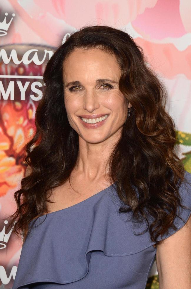 los angeles, 13 de janeiro - andie macdowell no hallmark channel e hallmark filmes e mistérios inverno 2018 evento tca na casa do torneio em 13 de janeiro de 2018 em pasadena, ca foto