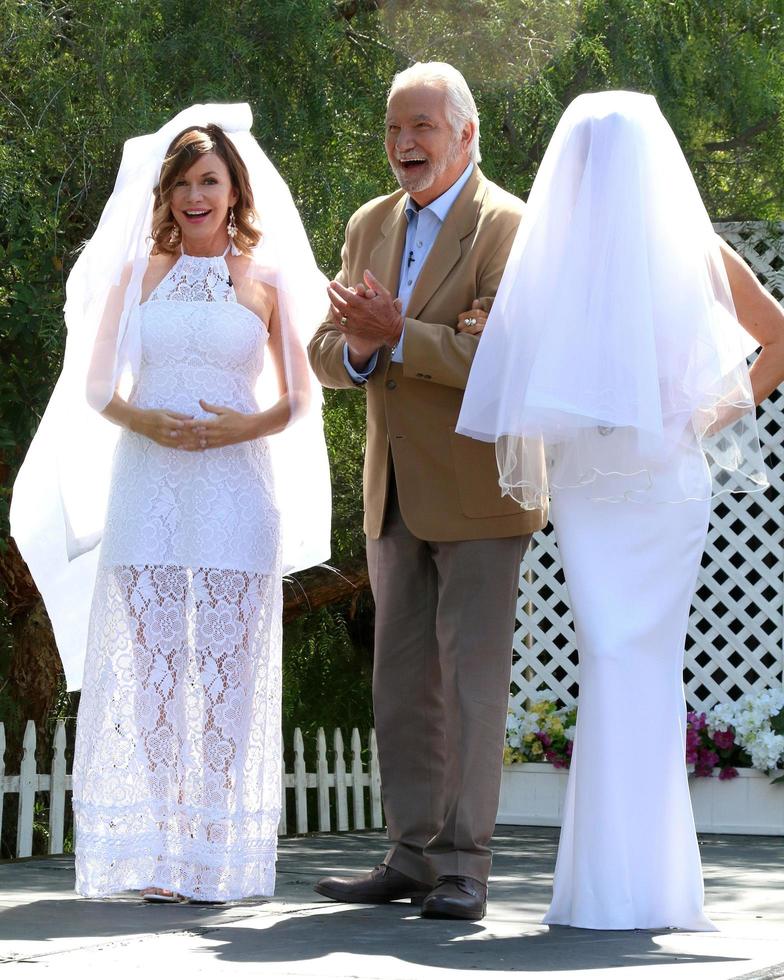 los angeles, 14 de abril - bobbie eaks, john mccook, jennifer gareis at the home and family celebra 30 anos de bold and beautifuls nos estúdios universais em 14 de abril de 2017 em los angeles, ca foto