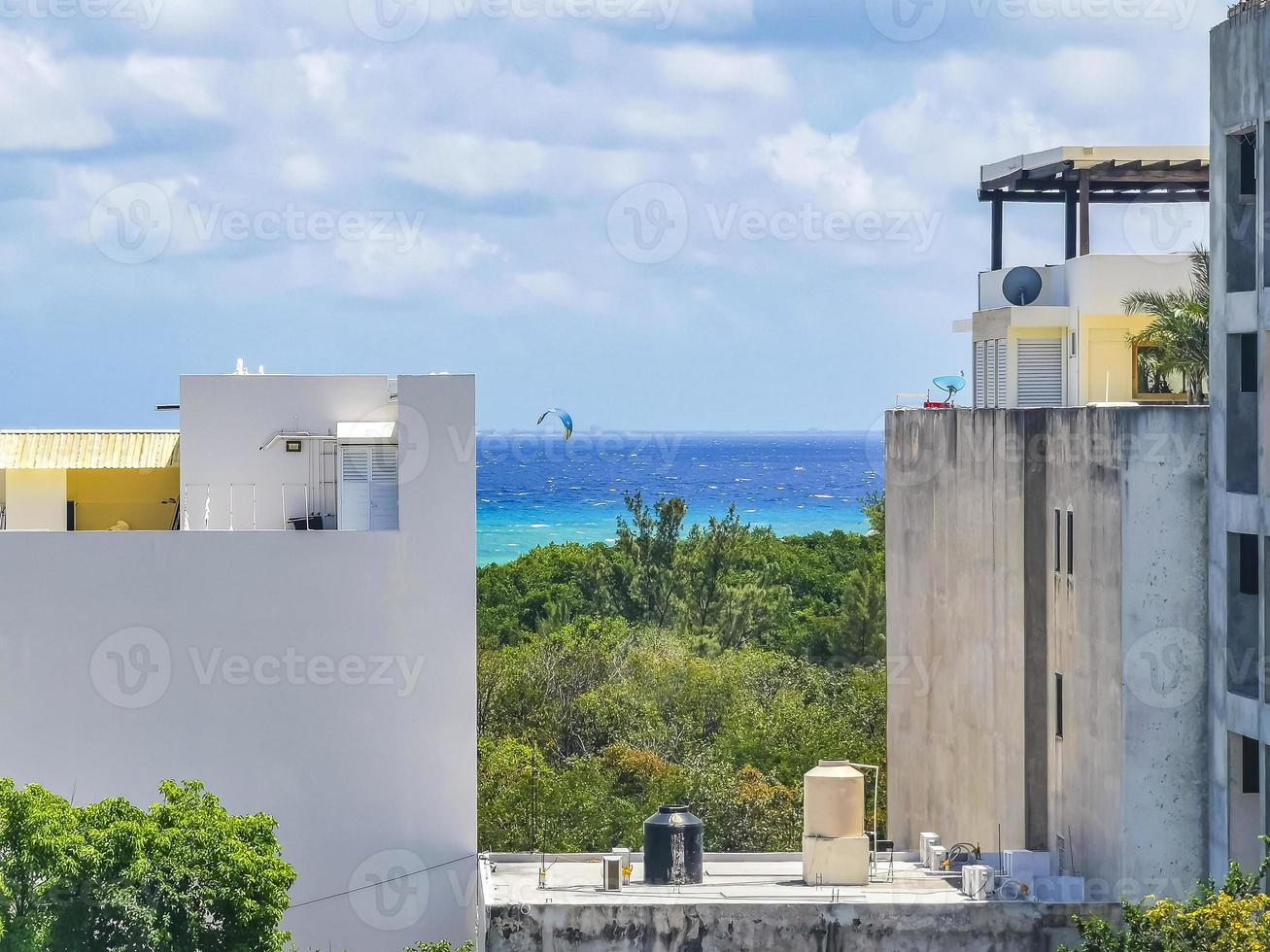 vista panorâmica do oceano e da praia do caribe da paisagem urbana playa del carmen. foto