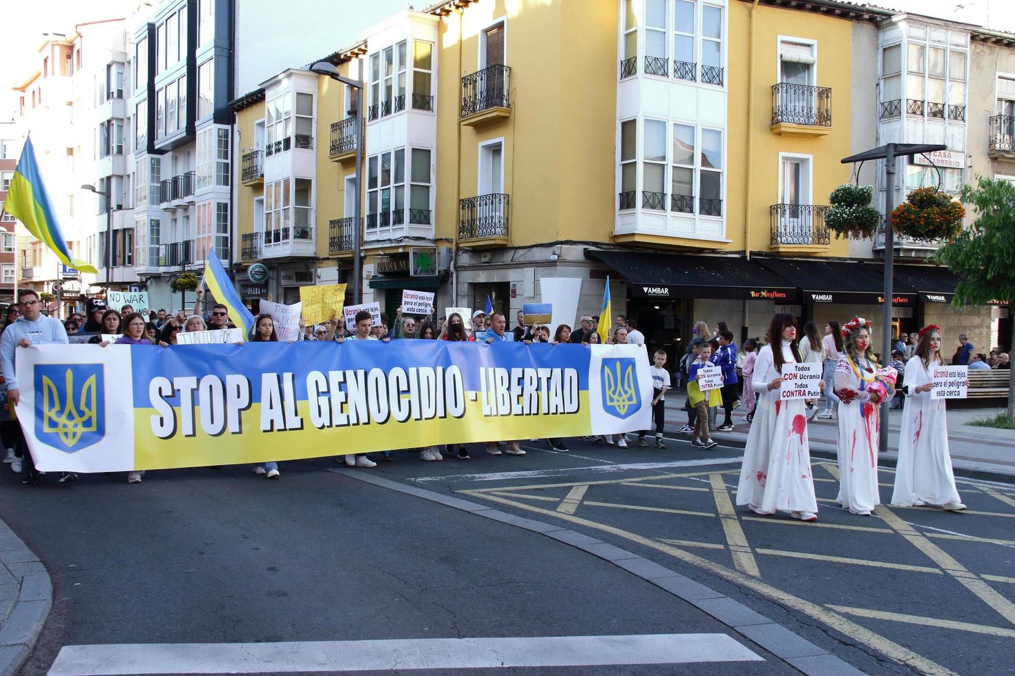 estande de manifestação com a ucrânia contra a agressão russa, 7 de maio de 2022, vitoria-gasteiz, espanha foto