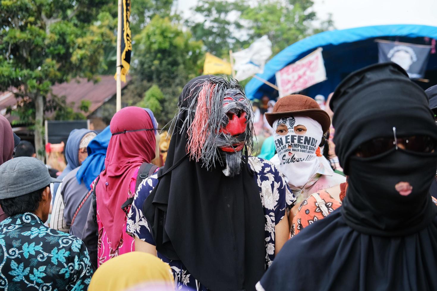 a tradição da festa sekura, uma cobertura facial feita de madeira ou tecido que adorna o rosto. sekura é um tipo de arte de máscara originária de West Lampung. foto