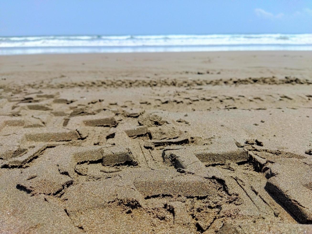 marcas de pneus atv na praia de pangandaran foto