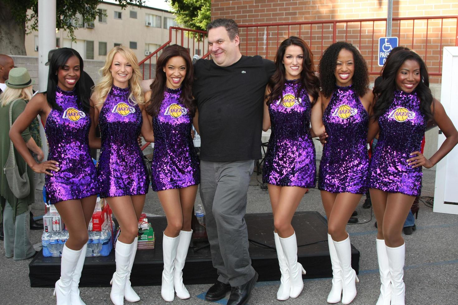 los angeles, 30 de novembro - jeff garlin e as garotas do lago na câmara de comércio de hollywood 17º churrasco anual da polícia e bombeiros na estação wilcox em 30 de novembro de 2011 em los angeles, ca foto