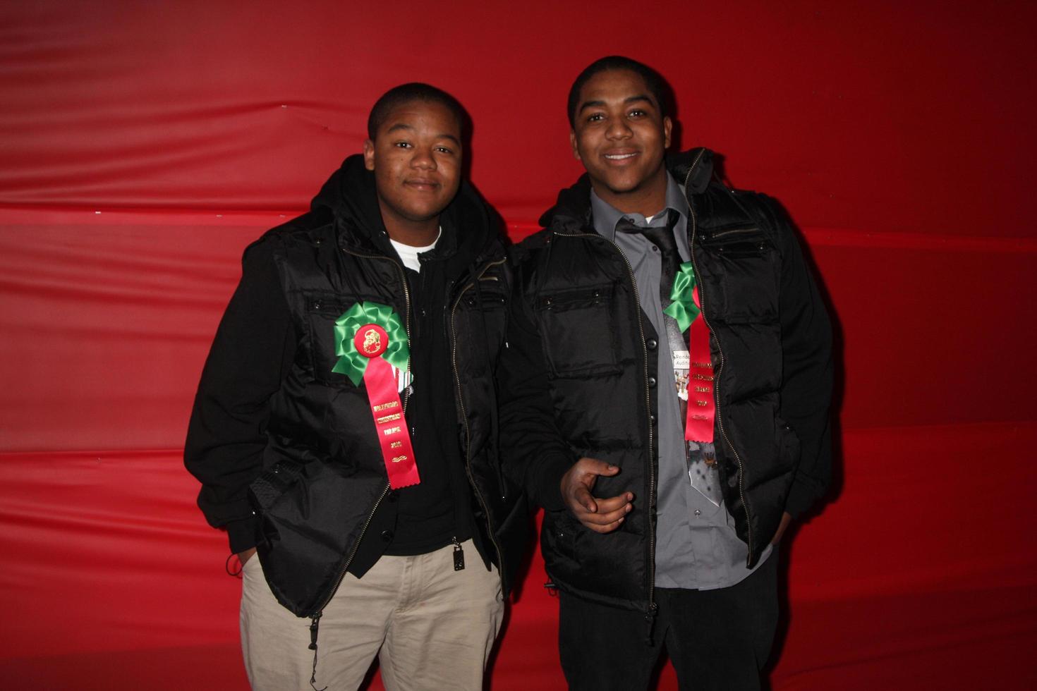 los angeles, 28 de novembro - kyle massey, chris massey chega ao desfile de natal de hollywood 2010 no hollywood boulevard em 28 de novembro de 2010 em los angeles, ca foto