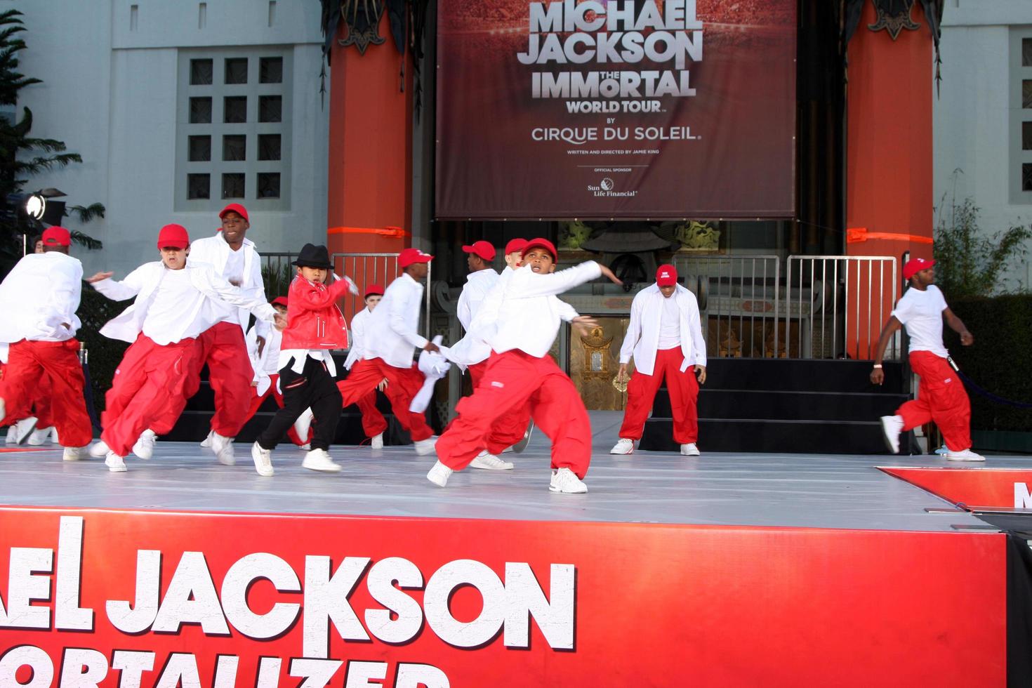 los angeles, 26 de janeiro - a trupe da academia de dança debbie allens se apresenta na cerimônia de impressão de mão imortalizada e pegada de michael jackson no teatro chinês graumans em 26 de janeiro de 2012 em los angeles, ca foto