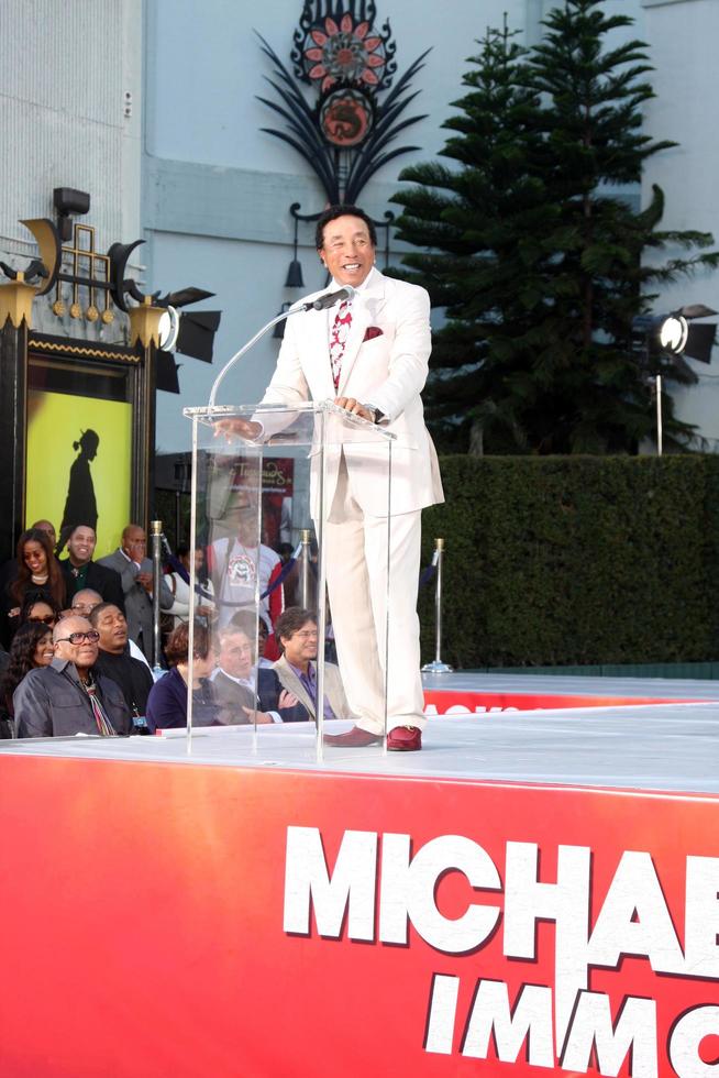 los angeles, 26 de janeiro - smokey robinson fala na cerimônia de impressão de mão e pegada imortalizada por michael jackson no teatro chinês graumans em 26 de janeiro de 2012 em los angeles, ca foto