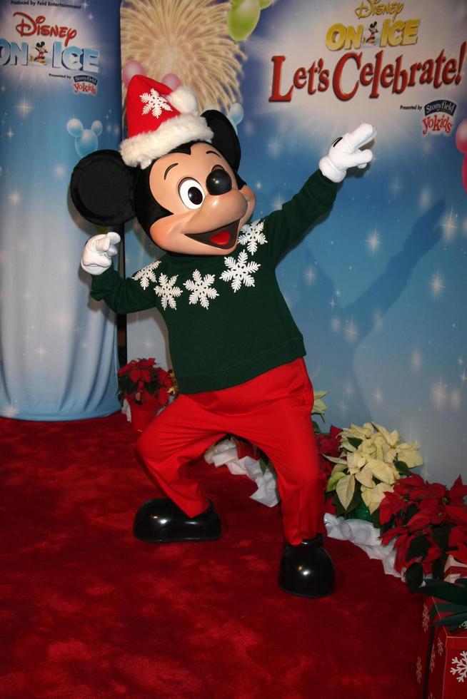 los angeles, 11 de dezembro - mickey mouse na recepção do tapete vermelho da disney on ice no grampos center em 11 de dezembro de 2014 em los angeles, ca foto