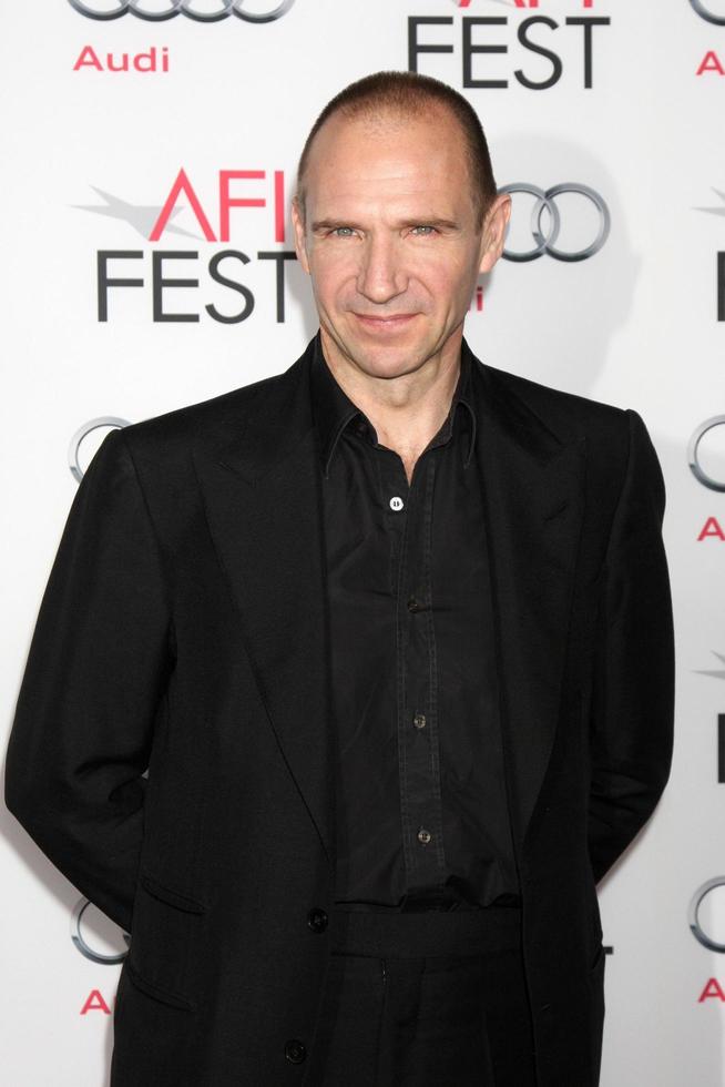 los angeles, 11 de novembro - ralph fiennes na exibição da mulher invisível no afi fest no tcl teatro chinês em 11 de novembro de 2013 em los angeles, ca foto