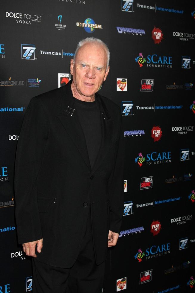 los angeles, 30 de outubro - malcolm mcdowell na fundação scare halloween lançamento beneficente no conga room la live em 30 de outubro de 2011 em los angeles, ca foto