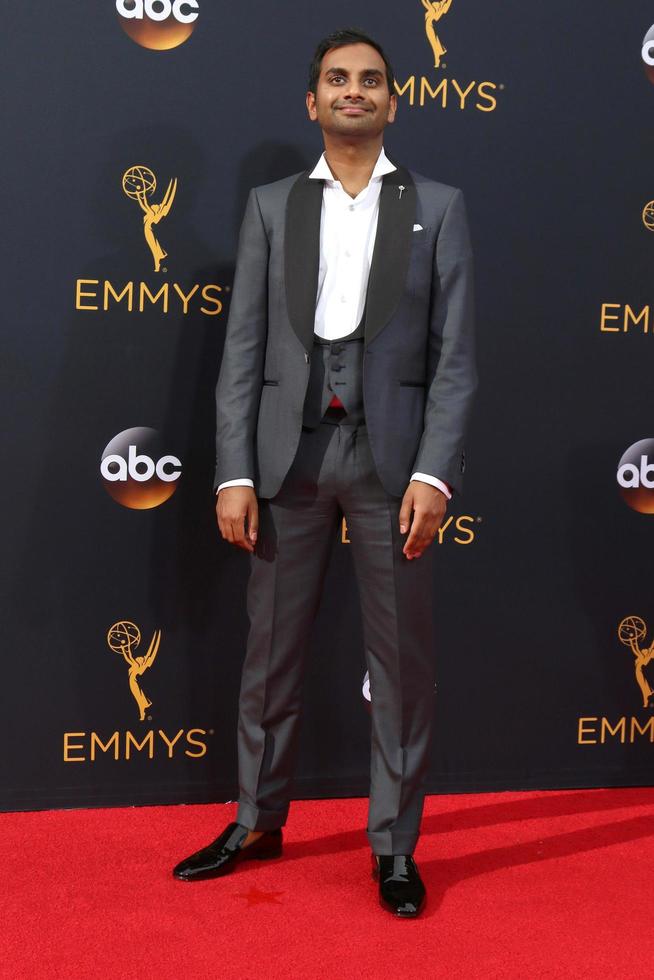 los angeles, 18 de setembro - aziz ansari nos prêmios emmy do horário nobre de 2016, chegadas ao microsoft theater em 18 de setembro de 2016 em los angeles, ca foto