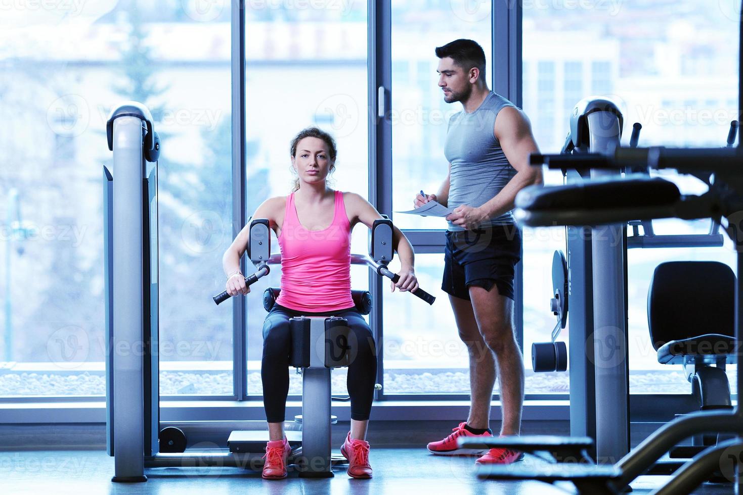 mulher exercitando com seu personal trainer foto